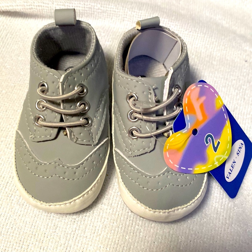 Gray baby boy dress shoes size 2 with bottom soul grip new with tag.